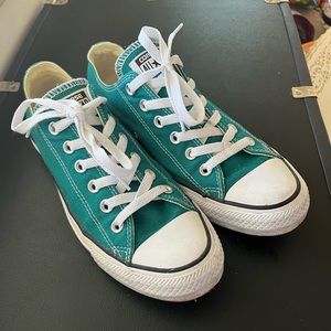 Woman’s 9 teal converse.